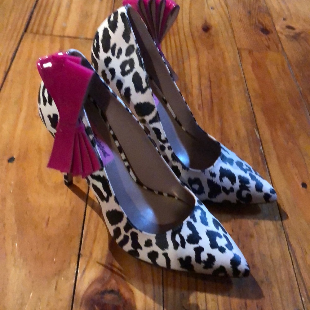 Leopard print with big pink bow. Never been worn!